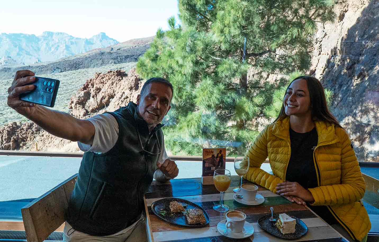Para w kawiarni Centrum Obsługi Zwiedzających Kolejki linowej na Teide Para w kawiarni Centrum Obsługi Zwiedzających Kolejki linowej na Teide